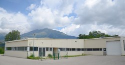Nos bureaux avec vos boites postales et la plateforme logistique ainsi que le call center, cliquez ici pour nous contacter Batiments de Courrier du Voyageur